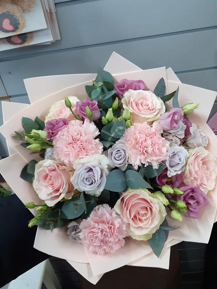 Букет цветов из: Розы, Гвоздики и Лизиантусы в Грановщине